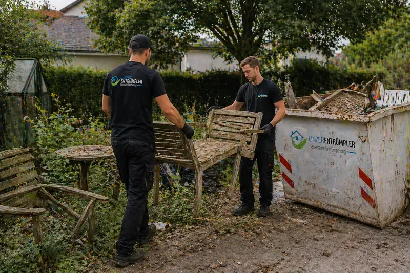Garagenräumung in Oberösterreich – Team sortiert Altreifen und Werkzeug